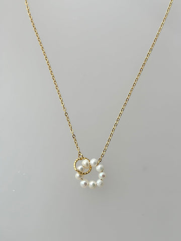 pearl pendant necklace